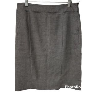 White House Black Market Pencil skirt SZ 6 Black and White with pleats in back